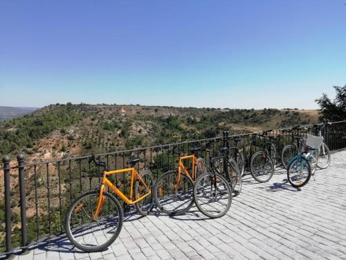 eine Gruppe Fahrräder, die neben einem Zaun geparkt sind in der Unterkunft Casa rural El Balcón del Tajuña in Valfermoso de Tajuña
