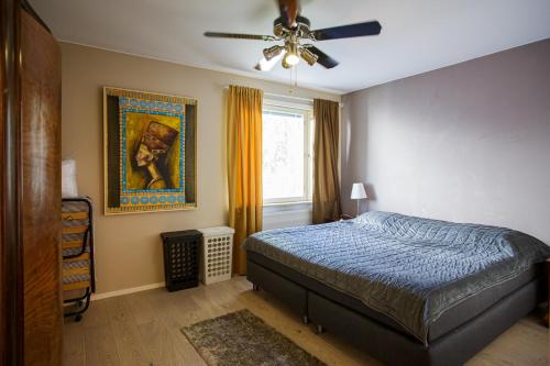 a bedroom with a bed and a ceiling fan at -Hannula- Ilmastoitu persoonallinen ja rauhallinen kaksio kahdella autopaikalla kauppojen vieressä in Kuopio