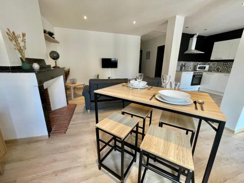 a dining room and kitchen with a table and chairs at Spacieux Appartement Lumineux Cœur De Ville in Pamiers