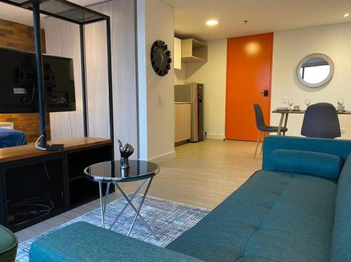 sala de estar con sofá azul y mesa en Apartamento 512 academia, en Bogotá