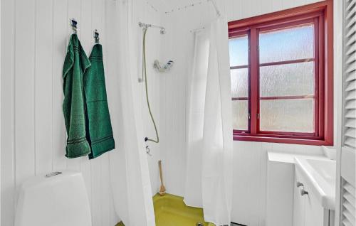 uma casa de banho com um chuveiro e uma toalha verde em Lovely Home In Hjby With Wifi em Højby