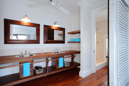 ein Badezimmer mit 2 Waschbecken und einem Spiegel in der Unterkunft Alfred House home in Governors Harbour