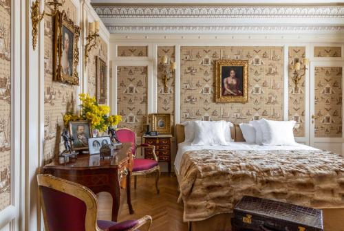 una camera con letto, scrivania e tavolo con sedie di No Other Place - Palazzo Storico a Vicenza