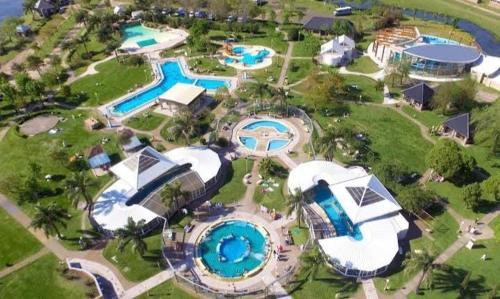 uma vista aérea de um resort com várias piscinas em Alojam Las Heras 10 Off Termas em Villa Elisa