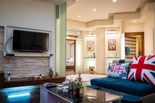 宜蘭市的住宿－宜蘭 星居 包層公寓，客厅配有蓝色的沙发和电视