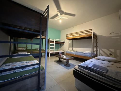 Zimmer mit 3 Etagenbetten und einer Decke in der Unterkunft Casa São Lourenço in Bertioga