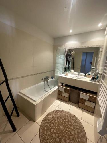 une salle de bain avec une baignoire et un lavabo dans l'établissement Charmante maison vue mer piscine, à Roquebrune-sur Argens