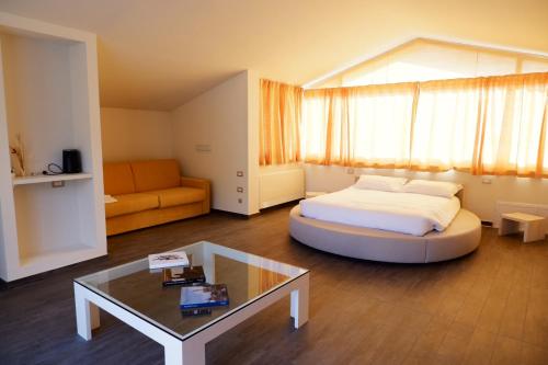 a bedroom with a bed and a coffee table at Casa di Palaia in Strada