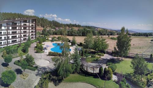 een luchtzicht op een resort met een zwembad bij Stylish studio's Aspen Valley in Razlog