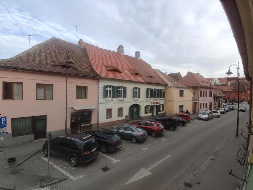 a city street with cars parked in a parking lot at Fanea Residence in Sibiu