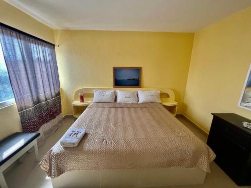 een slaapkamer met een groot bed en een raam bij OYO Hotel Puerto Real Coatzacoalcos in Coatzacoalcos