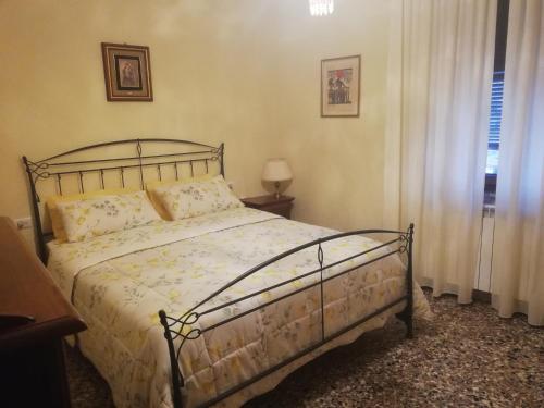 ラ・スペツィアにあるCa'di Gilbi e Pasquiのベッドルーム(ベッド1台、窓付)