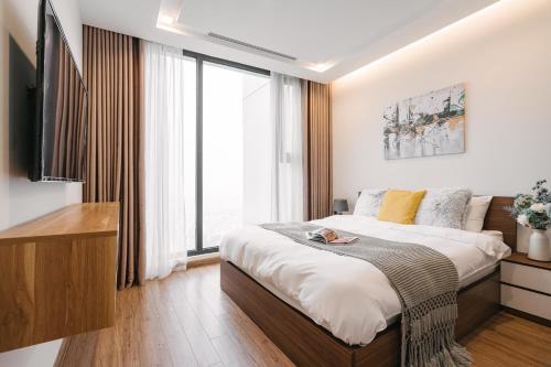 Posteľ alebo postele v izbe v ubytovaní Lilyhome - Vinhomes Metropolis Apartments Deluxury