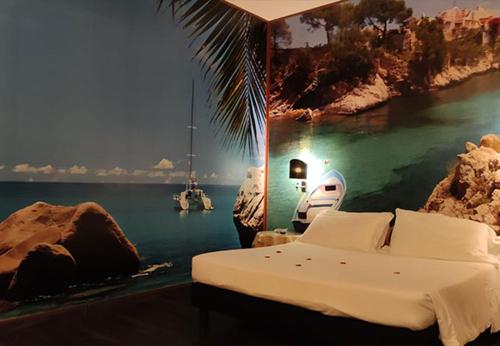 Hotel Don Carlo في بروني: غرفة نوم بسرير وقارب في الماء