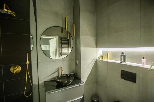un baño con lavabo y espejo en Wanna na 20 piętrze, City View, Hanza Tower, en Szczecin