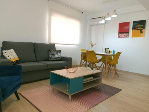 sala de estar con sofá y mesa en Magnifico apartamento nuevo La Alberca, en Murcia