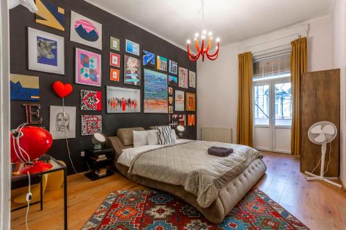 um quarto com uma cama grande e muitas fotografias em Deluxe Dohany Residence next to the New York Café em Budapeste