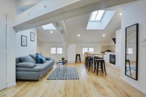 un salon avec un canapé et une table dans l'établissement - Jacques Callot I - Vieille Ville Nancy, à Nancy