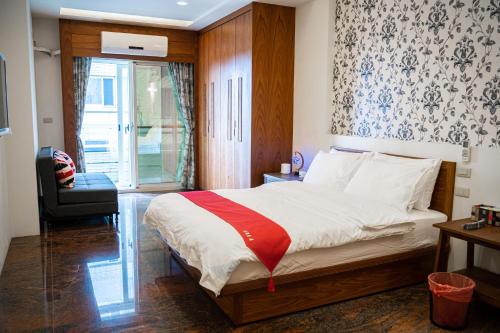 宜蘭市的住宿－宜蘭 星居 包層公寓，卧室配有床、椅子和窗户。