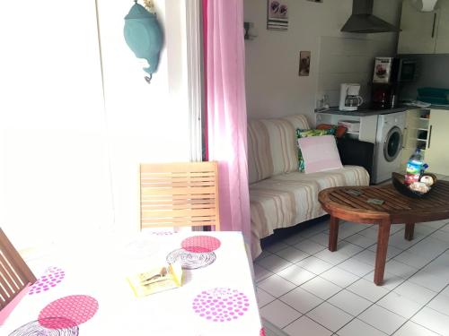 a living room with a couch and a table at Appartement lumineux à Les Trois-Îlets - 70 m² - Vue sur mer in Les Trois-Îlets