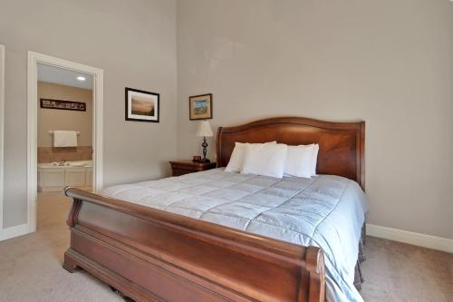 Ένα ή περισσότερα κρεβάτια σε δωμάτιο στο Ozark Livin' Lodge