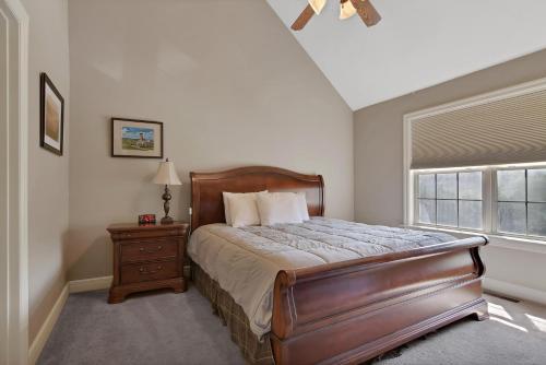 Ένα ή περισσότερα κρεβάτια σε δωμάτιο στο Ozark Livin' Lodge