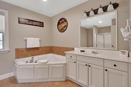 Ένα μπάνιο στο Ozark Livin' Lodge
