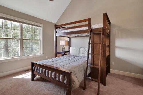 Ένα ή περισσότερα κρεβάτια σε δωμάτιο στο Ozark Livin' Lodge