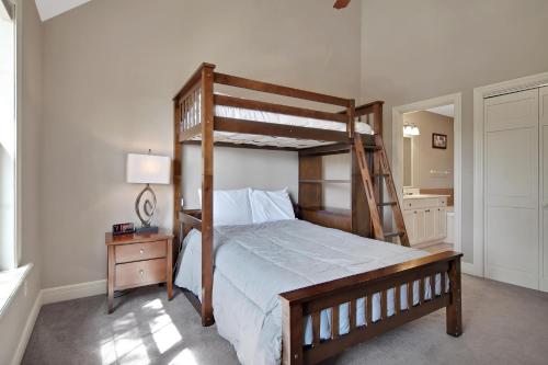 Ένα ή περισσότερα κρεβάτια σε δωμάτιο στο Ozark Livin' Lodge