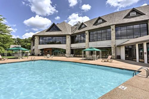 Πισίνα στο ή κοντά στο Ozark Livin' Lodge