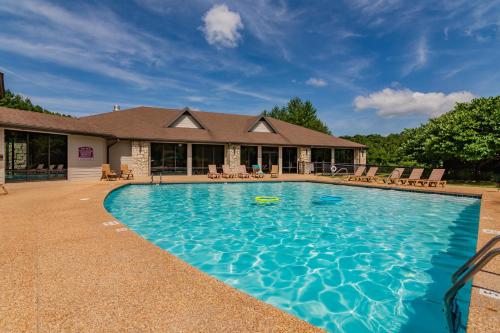 Πισίνα στο ή κοντά στο Ozark Livin' Lodge