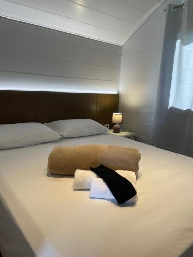 Dormitorio con cama con manta y almohada en Cabanas Serra Grande - Boa Vista, en Gramado