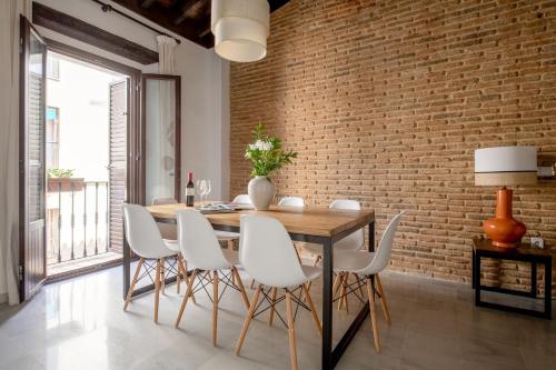 Et opholdsområde på Triana Boutique Apartments by Hommyhome