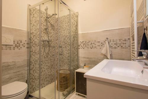 ein Bad mit einer Dusche, einem WC und einem Waschbecken in der Unterkunft B&B Le Rose di Gori Cristina in Pistoia