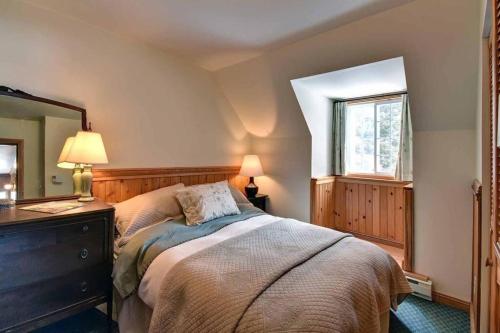 1 dormitorio con 1 cama con tocador y ventana en Country cottage on the banks of the Red River, en La Conception