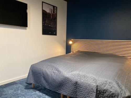 a bedroom with a large bed in a room at Signinn in Varde