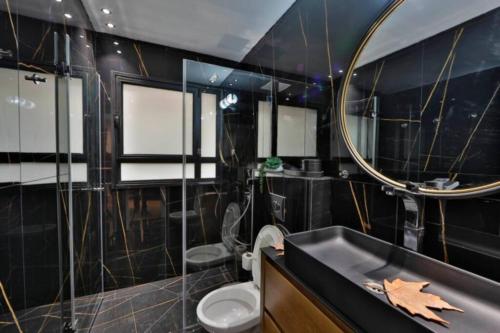 ein Bad mit einem Waschbecken und einem Spiegel in der Unterkunft Heart of Tel Aviv, apartment 4 in Tel Aviv