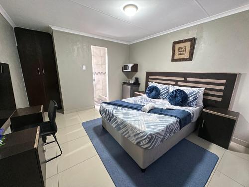 Ein Bett oder Betten in einem Zimmer der Unterkunft The Hide in Roodepoort