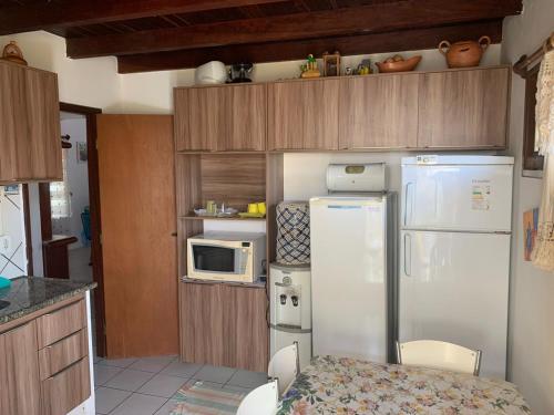 Kuchyň nebo kuchyňský kout v ubytování Excelente casa na Praia do Coqueiro com 4 suítes a 100m da praia