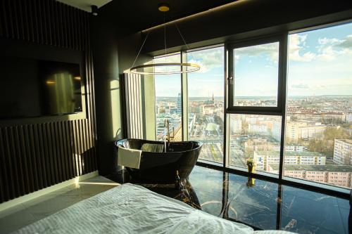 Un baño con bañera y una gran ventana. en Wanna na 20 piętrze, City View, Hanza Tower, en Szczecin