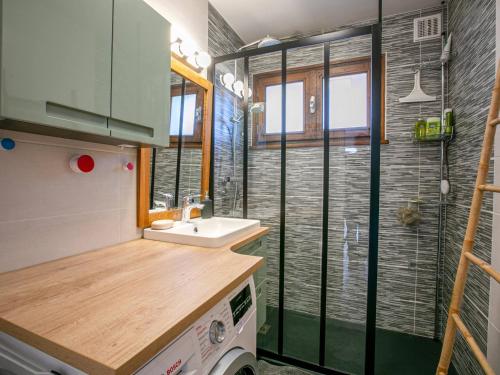 une petite salle de bain avec un lavabo et une douche dans l'établissement Ski aux pieds, 2 chambres, balcon sud, parking, 6 pers - FR-1-437-87, à La Clusaz
