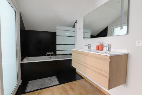 ein Badezimmer mit einem Waschbecken und einer Badewanne in der Unterkunft - Résidence Martimprey ! - in Nancy