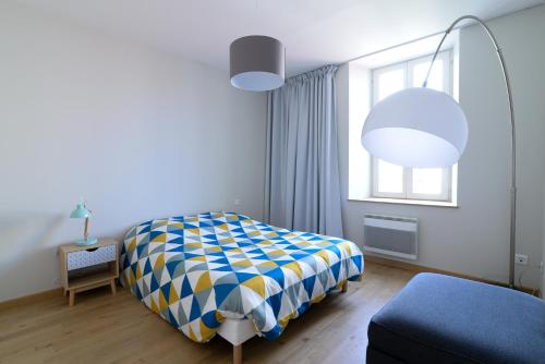 1 dormitorio con cama y ventana grande en - Résidence Martimprey ! - en Nancy