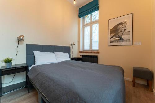 a bedroom with a bed and a window at Apartament Foto Loft - Villa Vinci - Z prywatnym monitorowanym parkingiem - Space Apart in Jelenia Góra