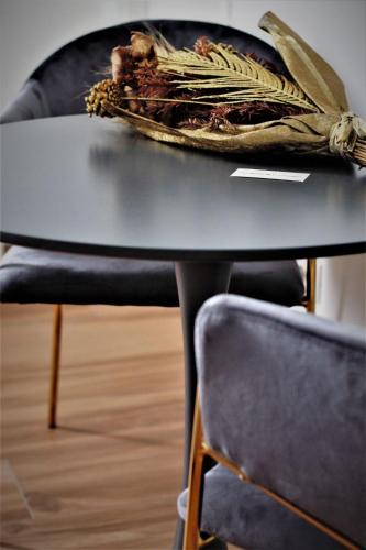 a black table with a feather on top of it at COMÓ EXCLUSIVE in Aprilia