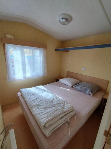 Mobil-home 5 places dans camping familialにあるベッド