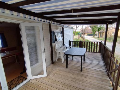 Balcon ou terrasse dans l'établissement Mobil-home 5 places dans camping familial