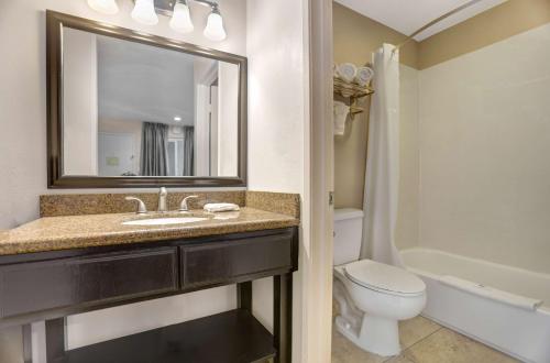 een badkamer met een wastafel, een toilet en een spiegel bij Motel 6-La Mesa, CA in San Diego