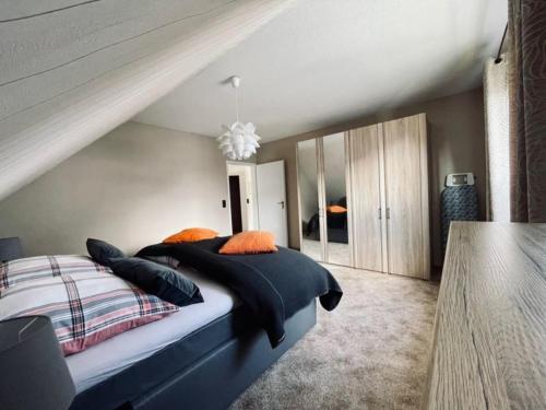 Un dormitorio con una cama con almohadas. en Fewo Elke, en Barsinghausen