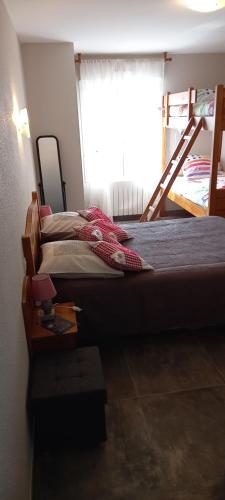 two beds in a room with a window at Chez Louis chambres d'hôtes à la ferme in La Canourgue